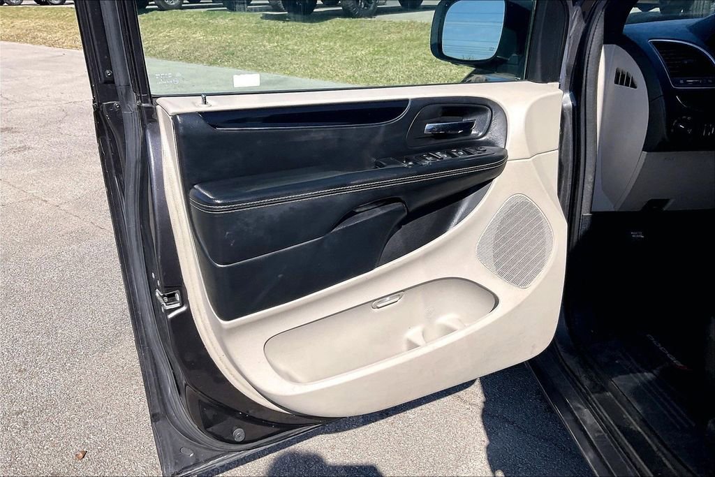 Used 2017 Dodge Grand Caravan SXT FWD image 21