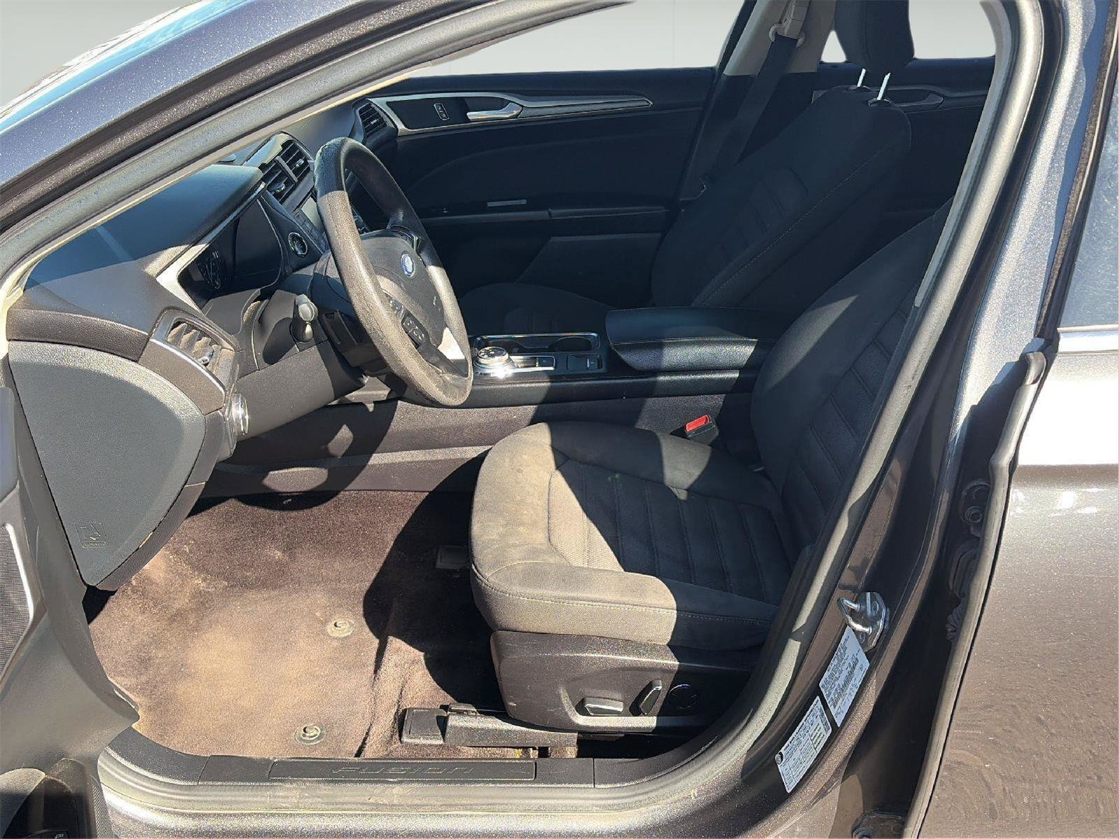 Used 2017 Ford Fusion SE FWD image 11
