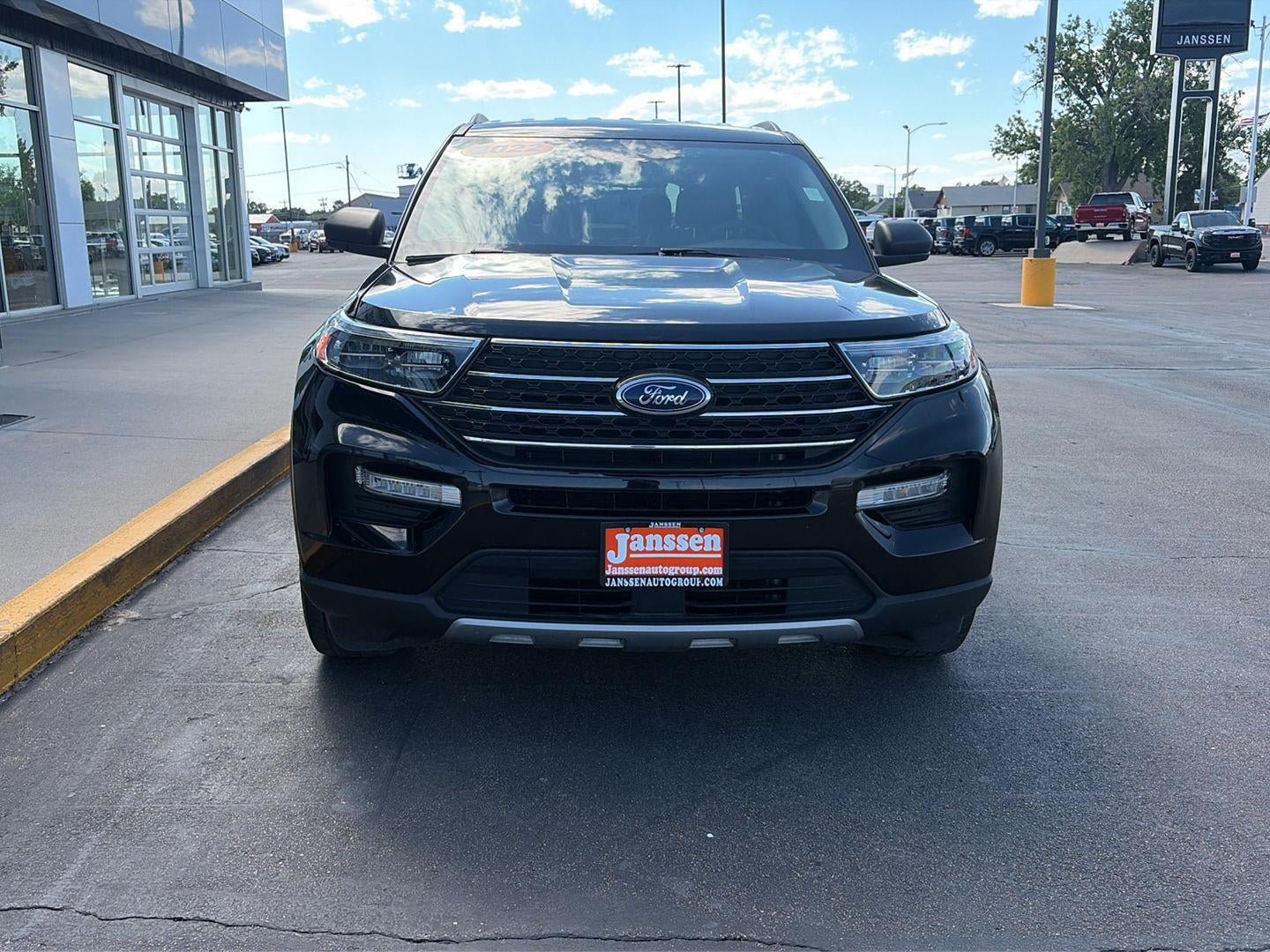 Used 2022 Ford Explorer XLT w/ Equipment Group 202A AWD/4WD image 3