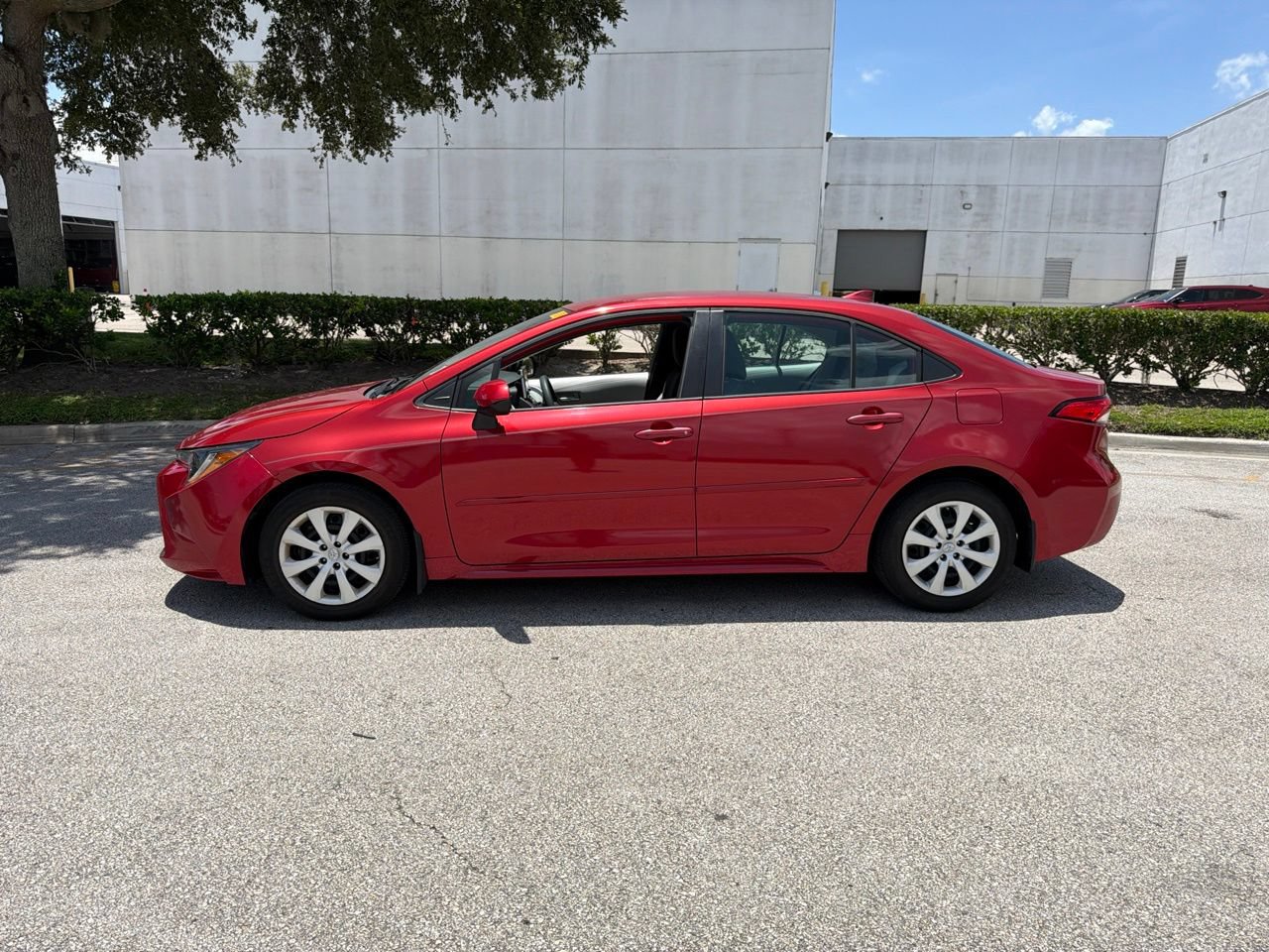 Used 2020 Toyota Corolla LE FWD image 2
