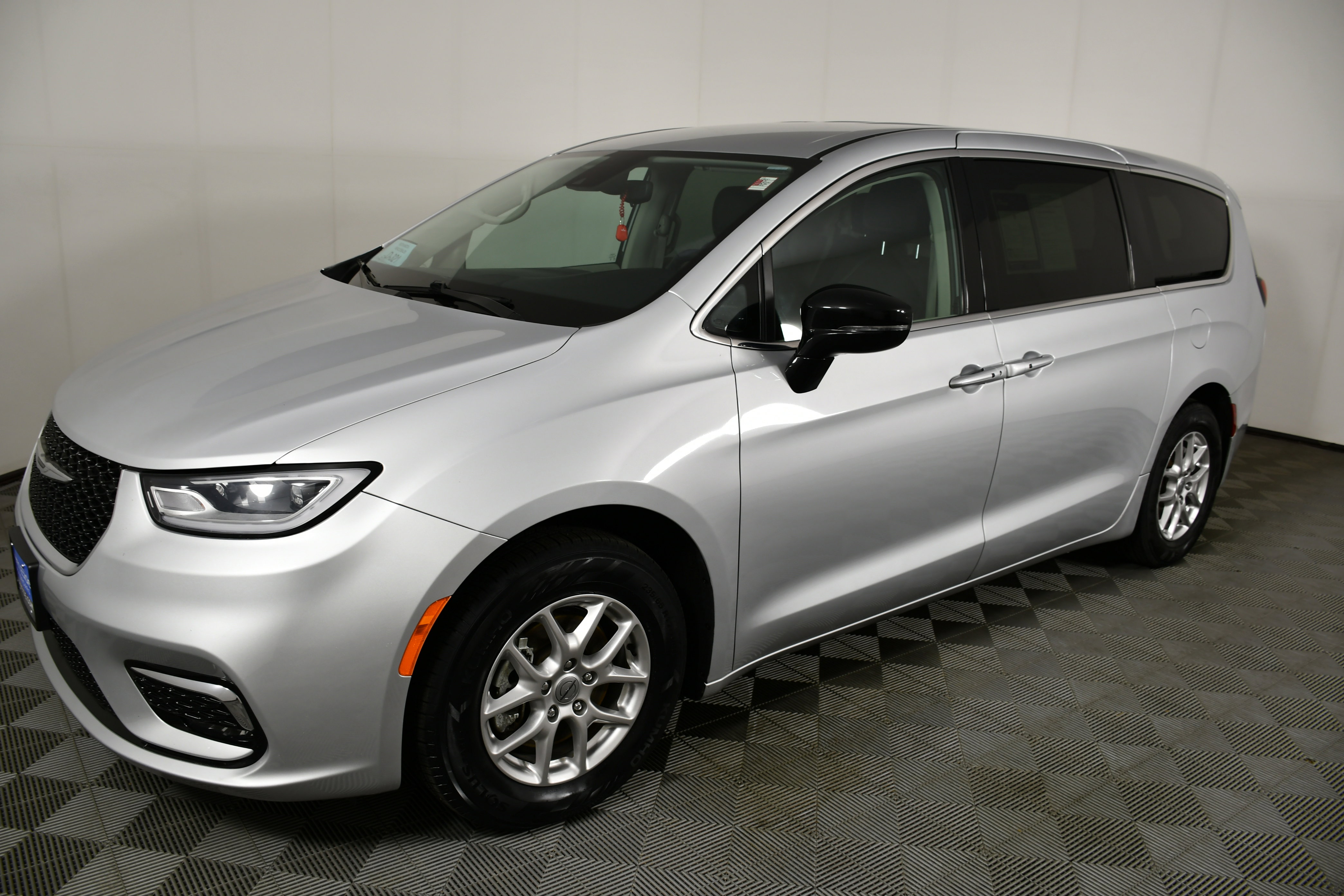 Used 2024 Chrysler Pacifica Touring-L image 10