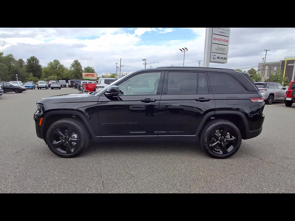 Used 2025 Jeep Grand Cherokee Limited w/ Black Appearance Package AWD/4WD image 5