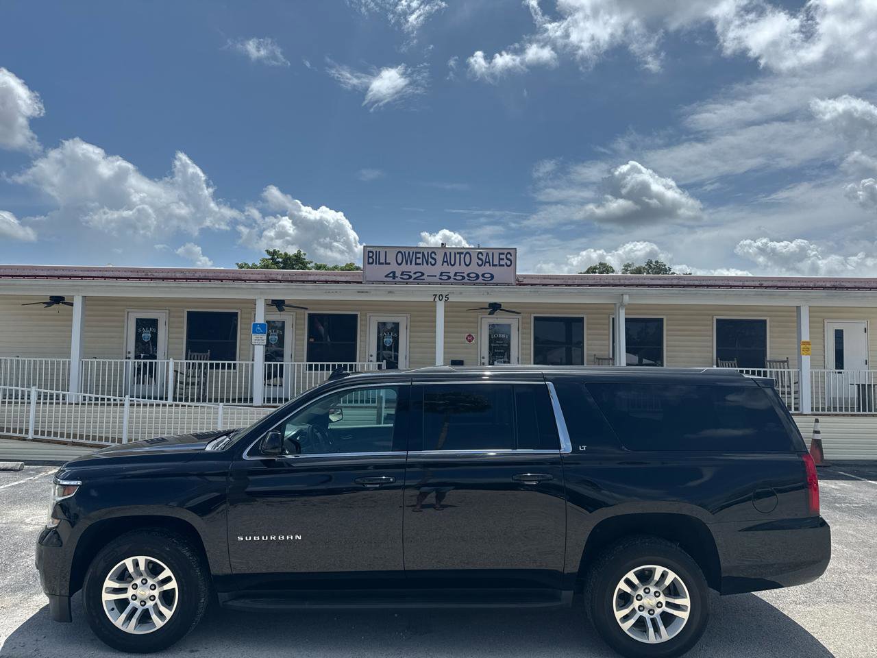 Used 2020 Chevrolet Suburban LT image 2