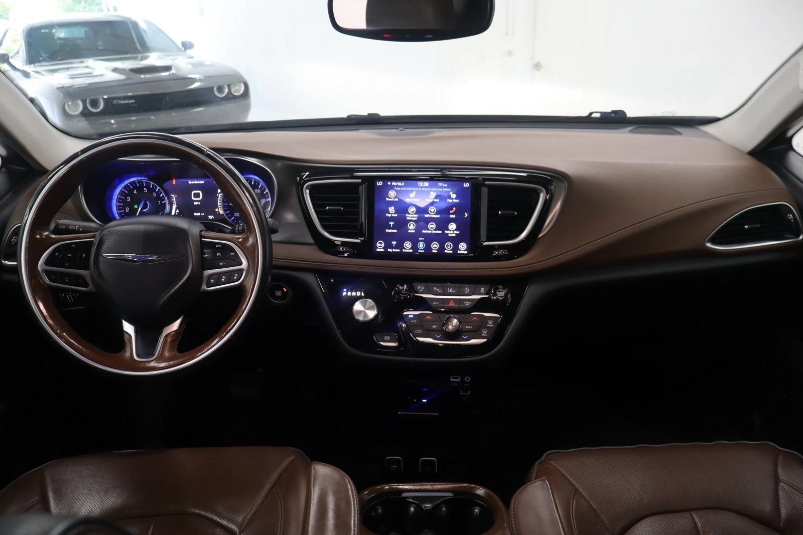 Used 2019 Chrysler Pacifica Limited w/ Tire & Wheel Group FWD image 30