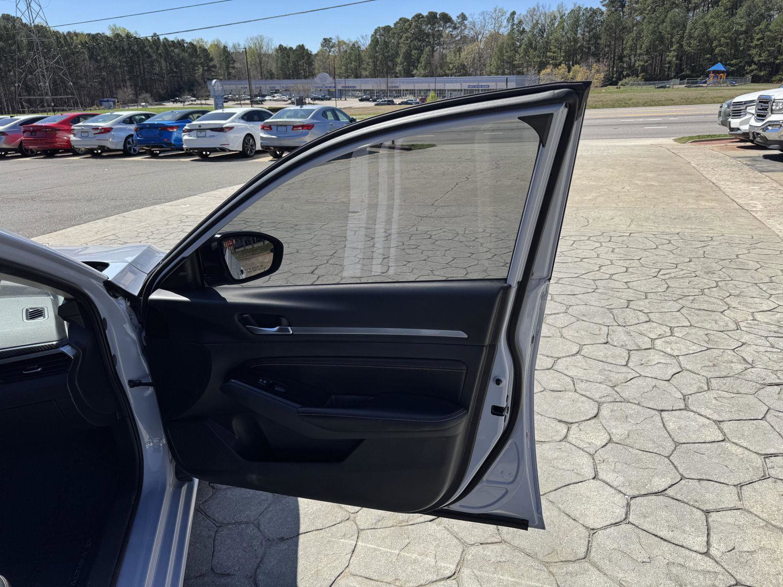 Used 2023 Nissan Altima 2.5 SR w/ SR Premium Package image 16