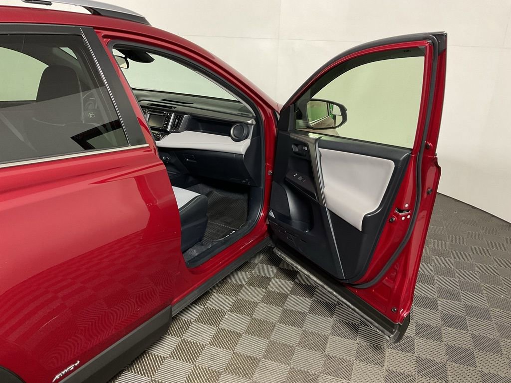 Used 2018 Toyota RAV4 LE AWD/4WD image 36