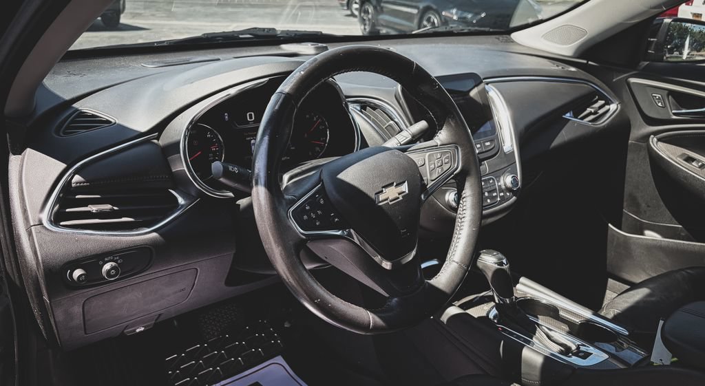 Used 2019 Chevrolet Malibu Hybrid w/ Leather Package FWD image 2