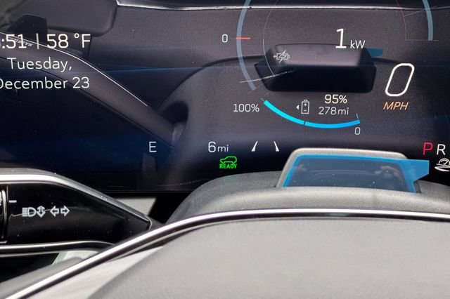 New 2026 Cadillac Optiq Luxury 1 image 27