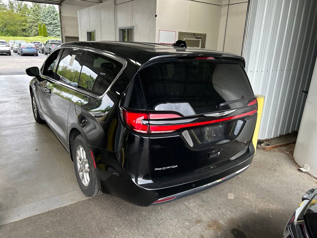 Used 2025 Chrysler Pacifica Select FWD image 5