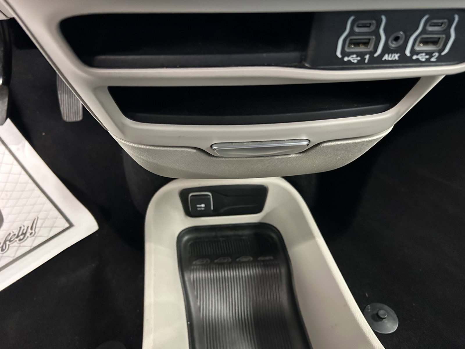 Used 2023 Chrysler Pacifica Touring-L image 34