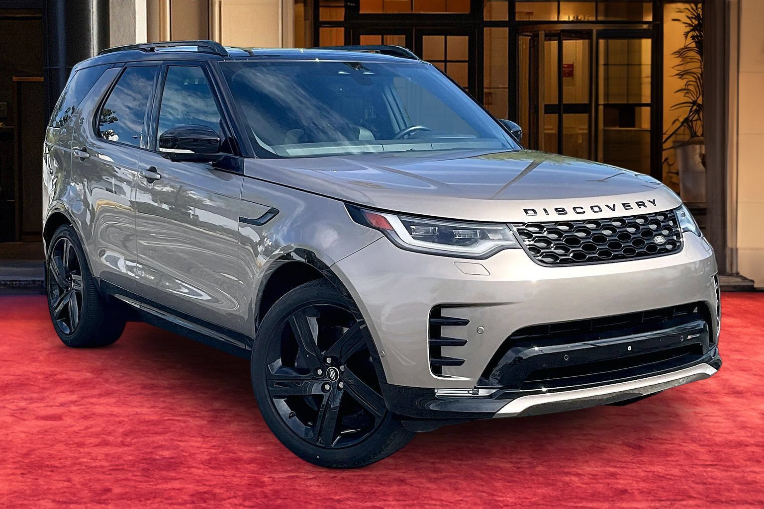 Used 2023 Land Rover Discovery HSE R-Dynamic AWD/4WD image 2