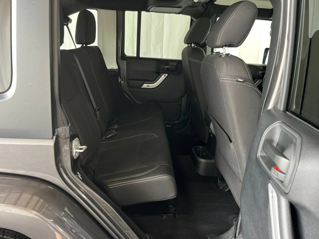 Used 2018 Jeep Wrangler Unlimited Sahara AWD/4WD image 19
