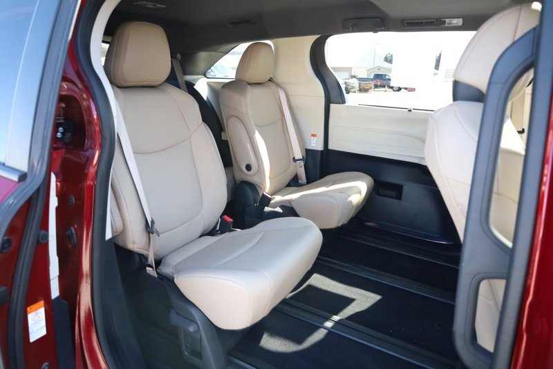 Used 2022 Toyota Sienna XLE image 33