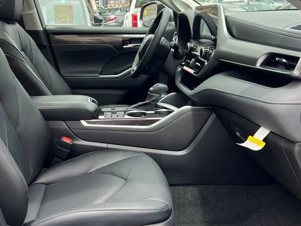 New 2026 Toyota Highlander Platinum AWD/4WD image 18
