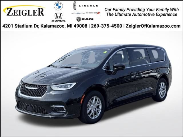 Used 2025 Chrysler Pacifica Select