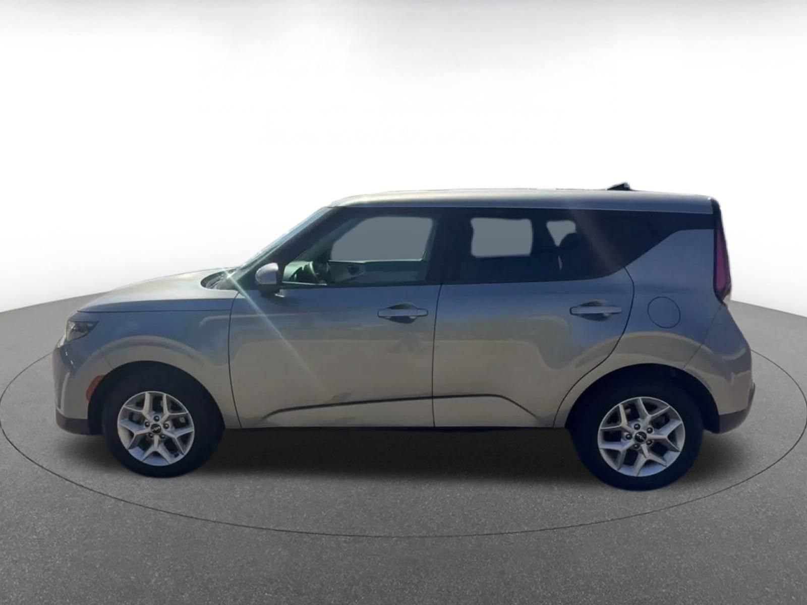 Used 2025 Kia Soul LX w/ LX Technology Package FWD image 8