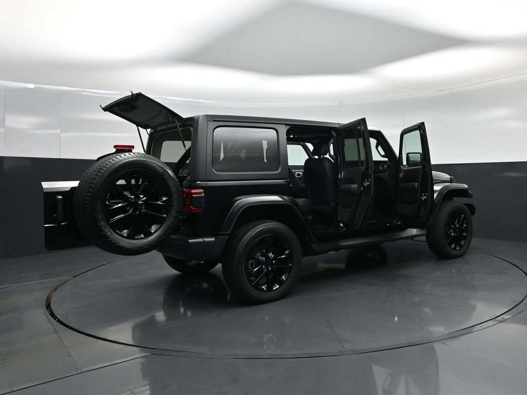 Used 2023 Jeep Wrangler Unlimited Sahara AWD/4WD image 6