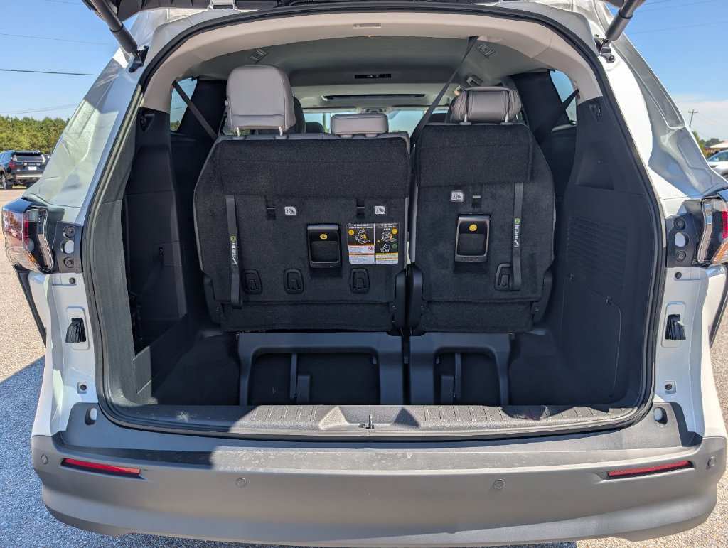 New 2026 Toyota Sienna XLE FWD image 32