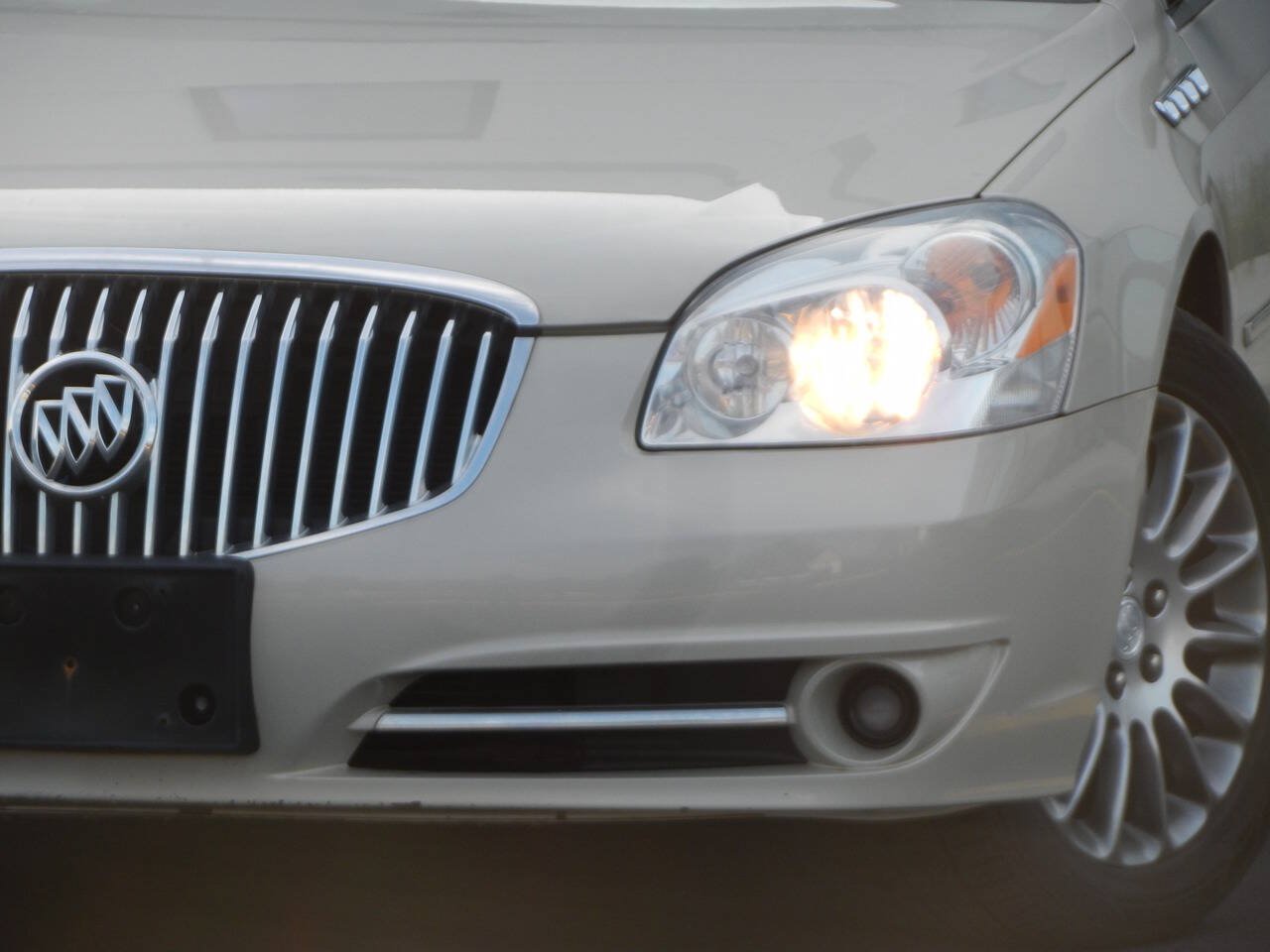 Used 2010 Buick Lucerne Super FWD image 5