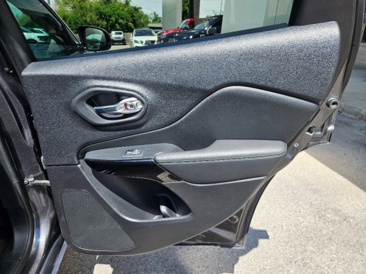 Used 2023 Jeep Cherokee Altitude Lux image 12