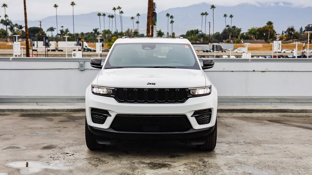 Certified 2025 Jeep Grand Cherokee Altitude image 3