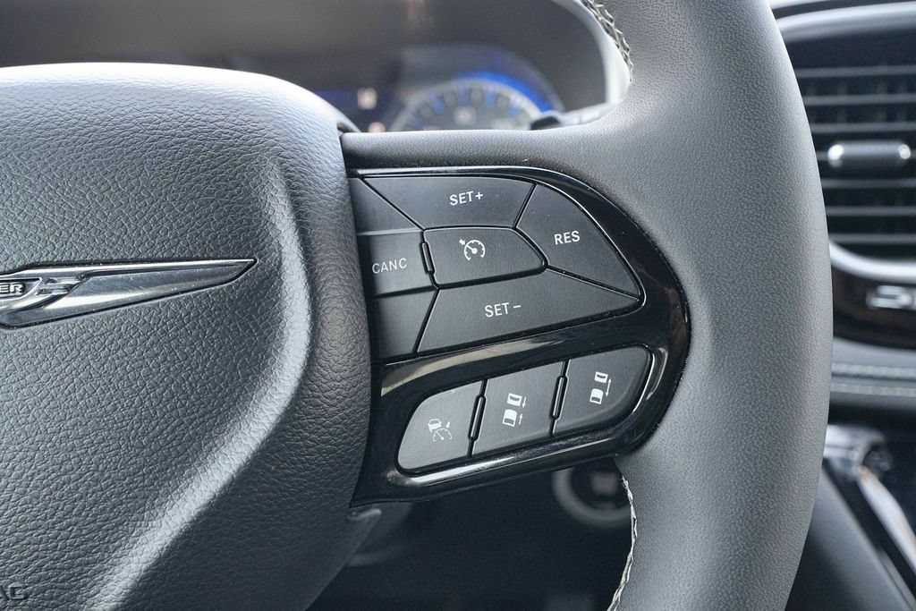 Used 2025 Chrysler Pacifica Limited FWD image 34