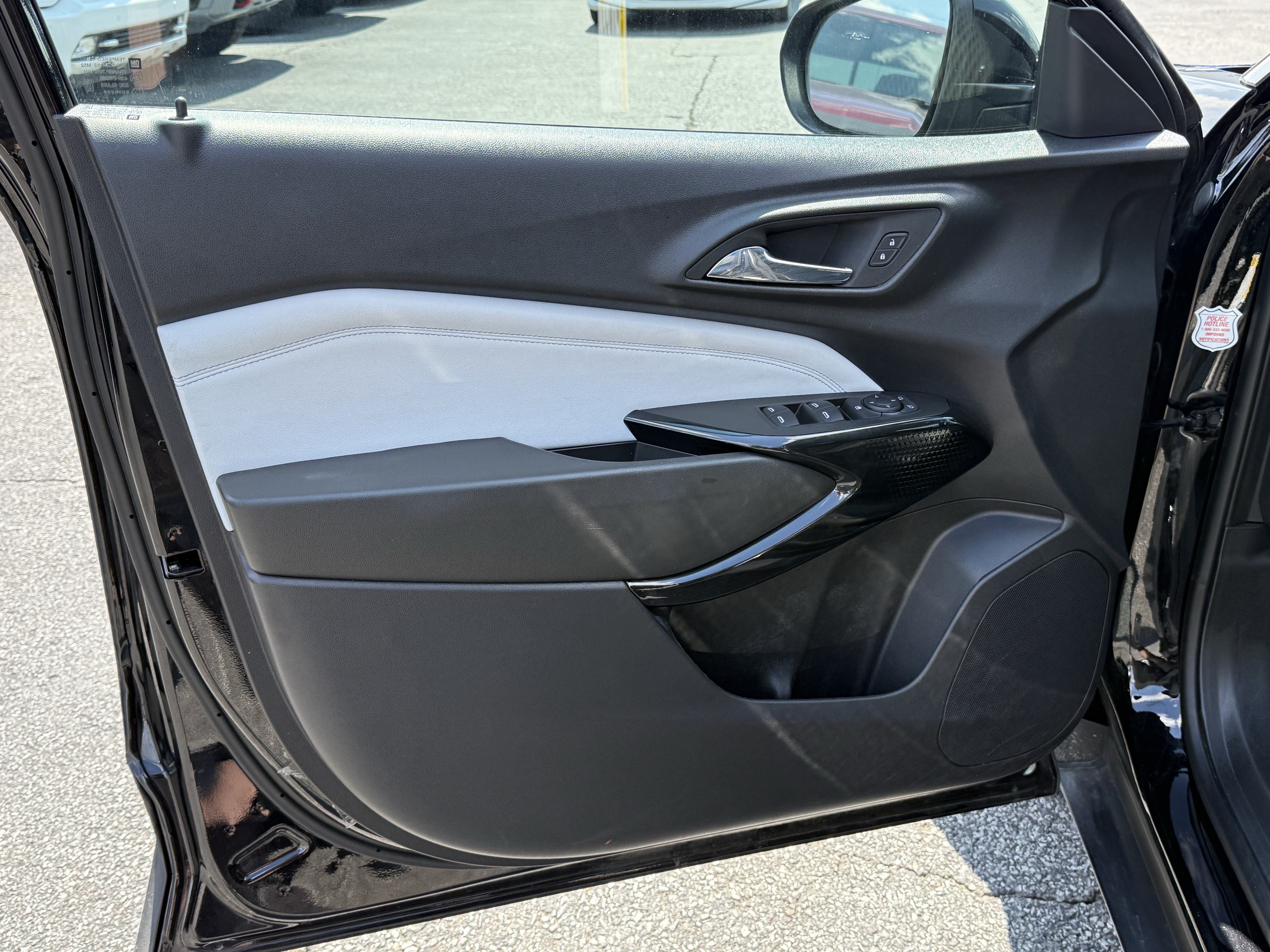Used 2025 Chevrolet Trax LT w/ LT Convenience Package FWD image 14