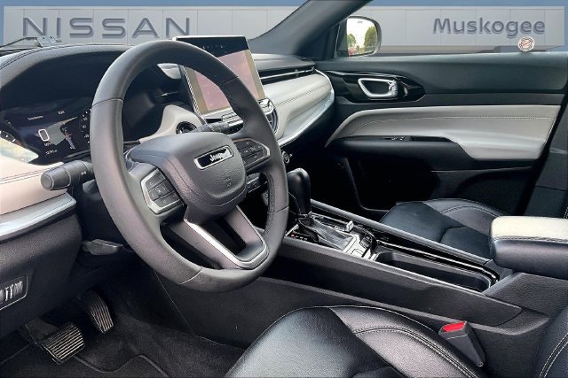 Used 2025 Jeep Compass Limited AWD/4WD image 17