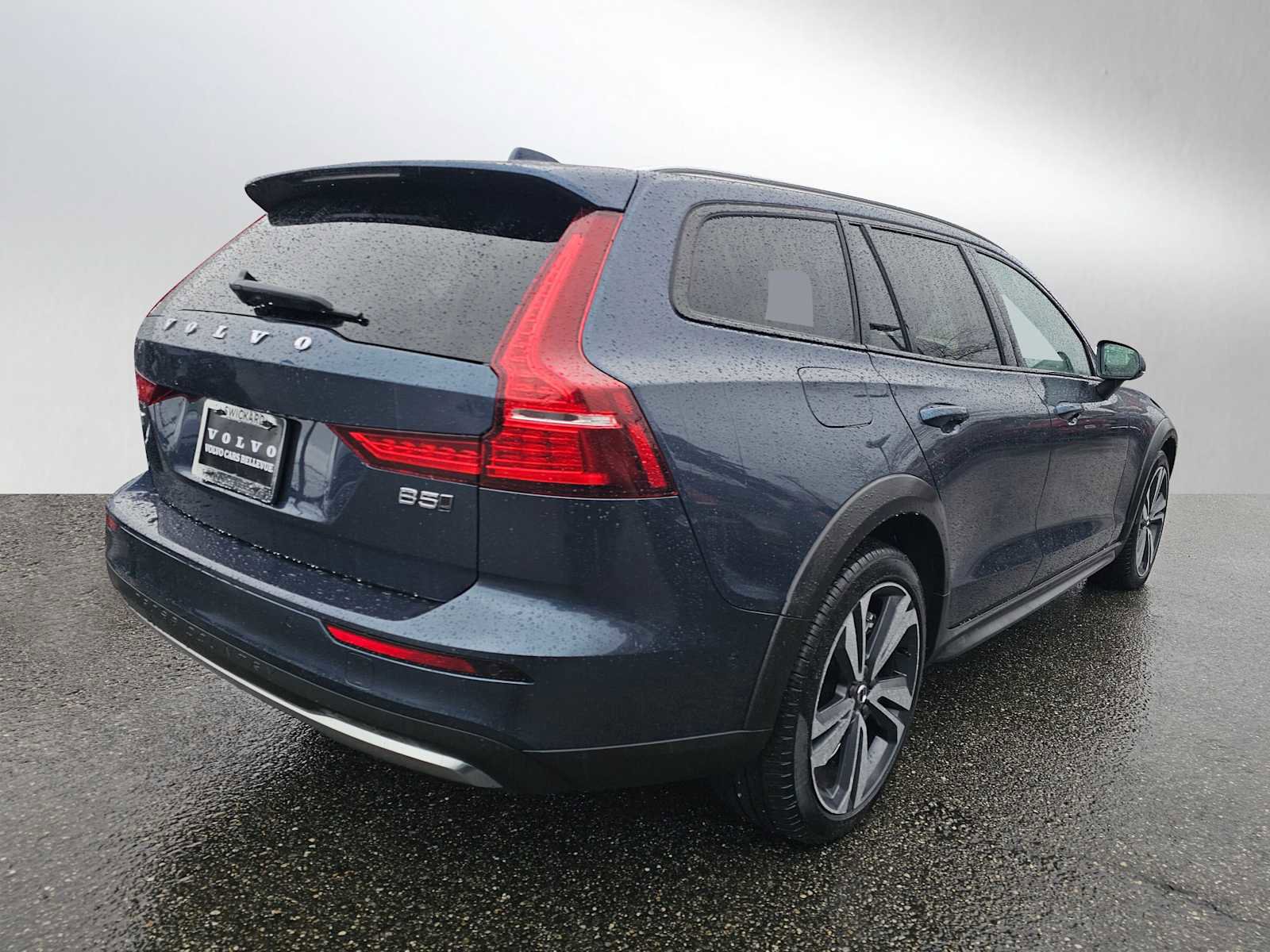 Certified 2025 Volvo V60 B5 Cross Country Plus image 3