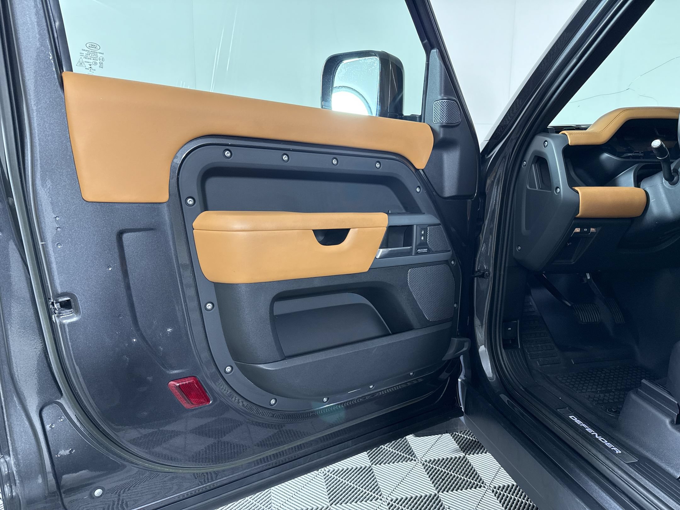Used 2023 Land Rover Defender 90 X-Dynamic SE AWD/4WD image 19