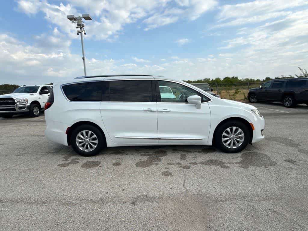 Used 2019 Chrysler Pacifica Touring-L FWD image 6