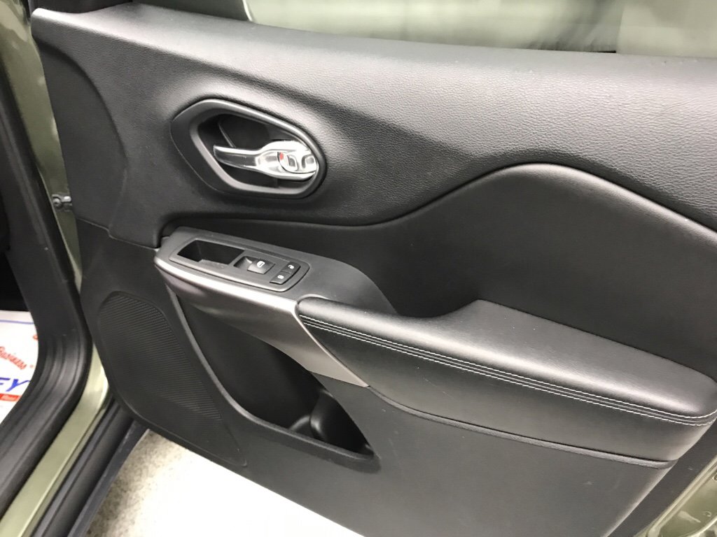 Used 2019 Jeep Cherokee Latitude w/ Cold Weather Group image 19