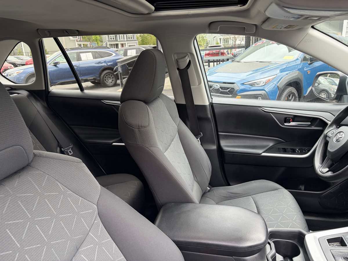 Used 2021 Toyota RAV4 XLE w/ Convenience Package AWD/4WD image 28