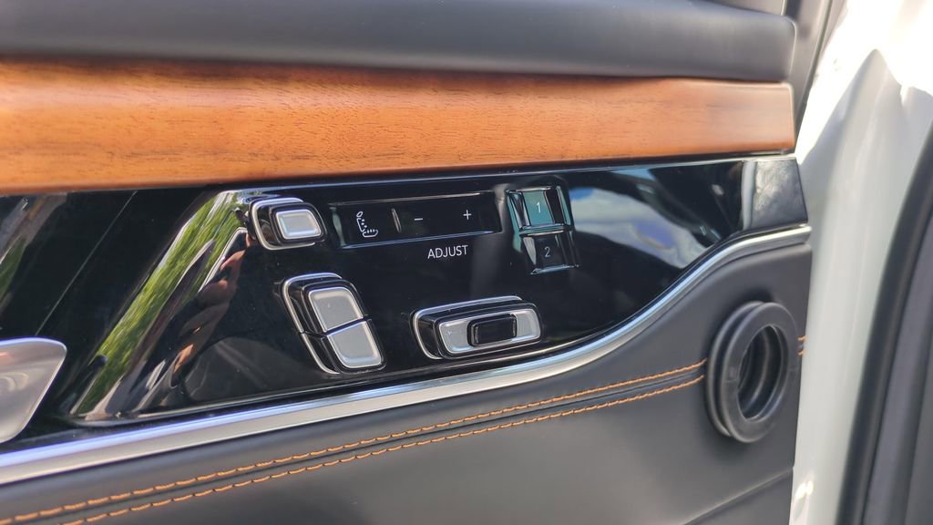 Used 2022 Jeep Grand Wagoneer Series III w/ Rear Seat Video Group 1 image 18