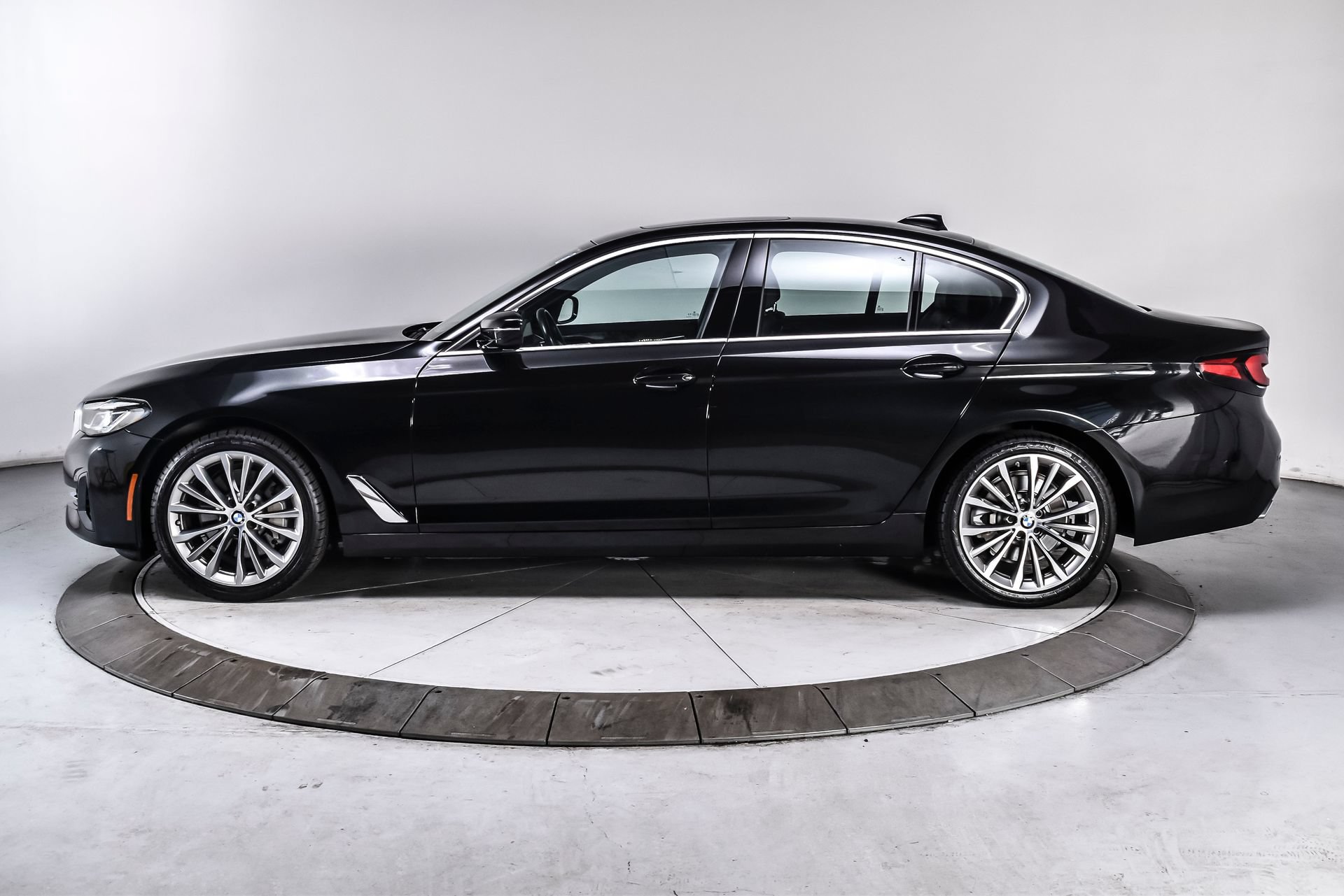 Used 2023 BMW 530i xDrive w/ Premium Package AWD/4WD image 3