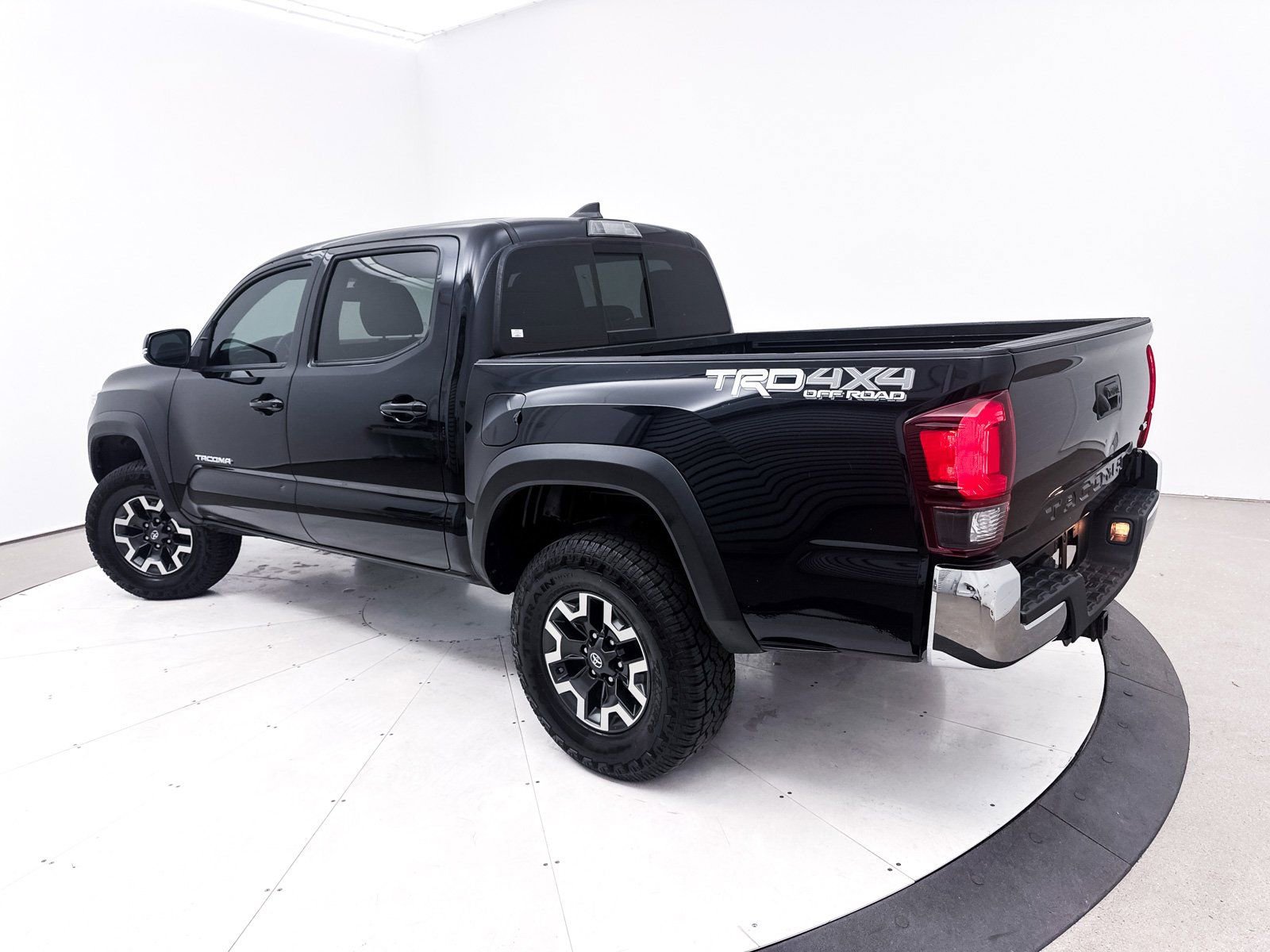 Used 2019 Toyota Tacoma TRD Off-Road AWD/4WD image 2