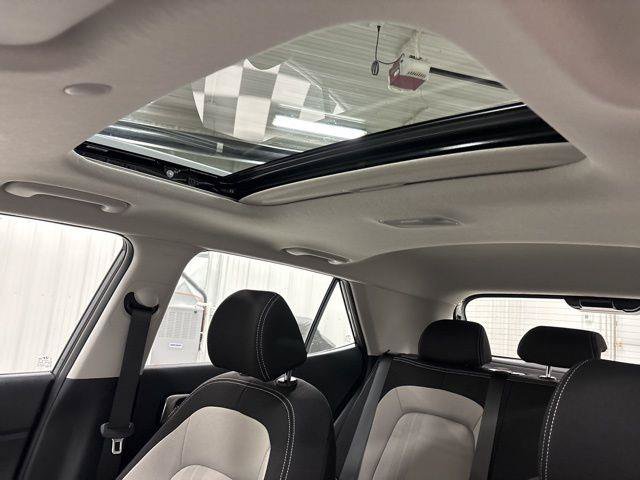 Used 2026 Hyundai Venue SEL FWD image 17