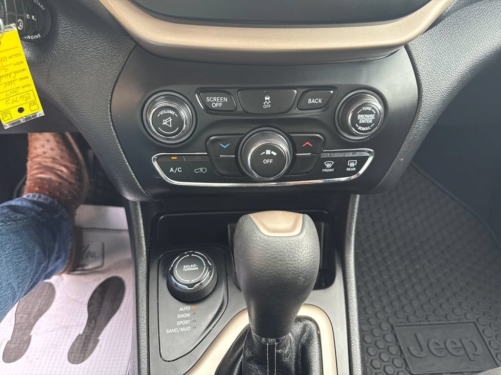 Used 2017 Jeep Cherokee Latitude w/ Cold Weather Group AWD/4WD image 19