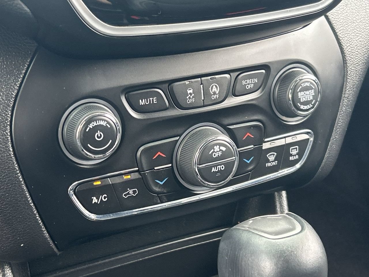 Used 2019 Jeep Cherokee Limited w/ Luxury Group FWD image 24