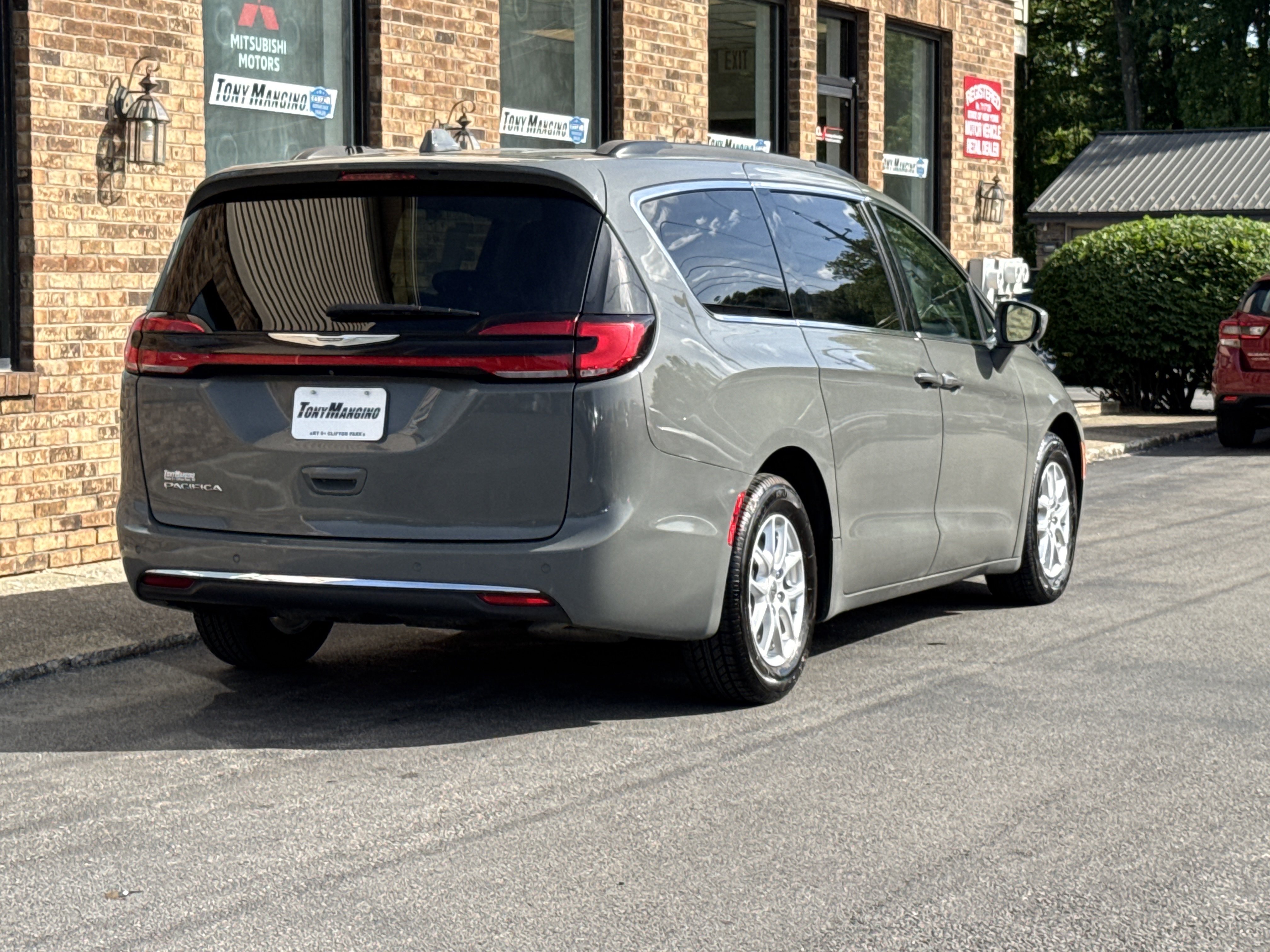 Used 2022 Chrysler Pacifica Touring-L FWD image 5