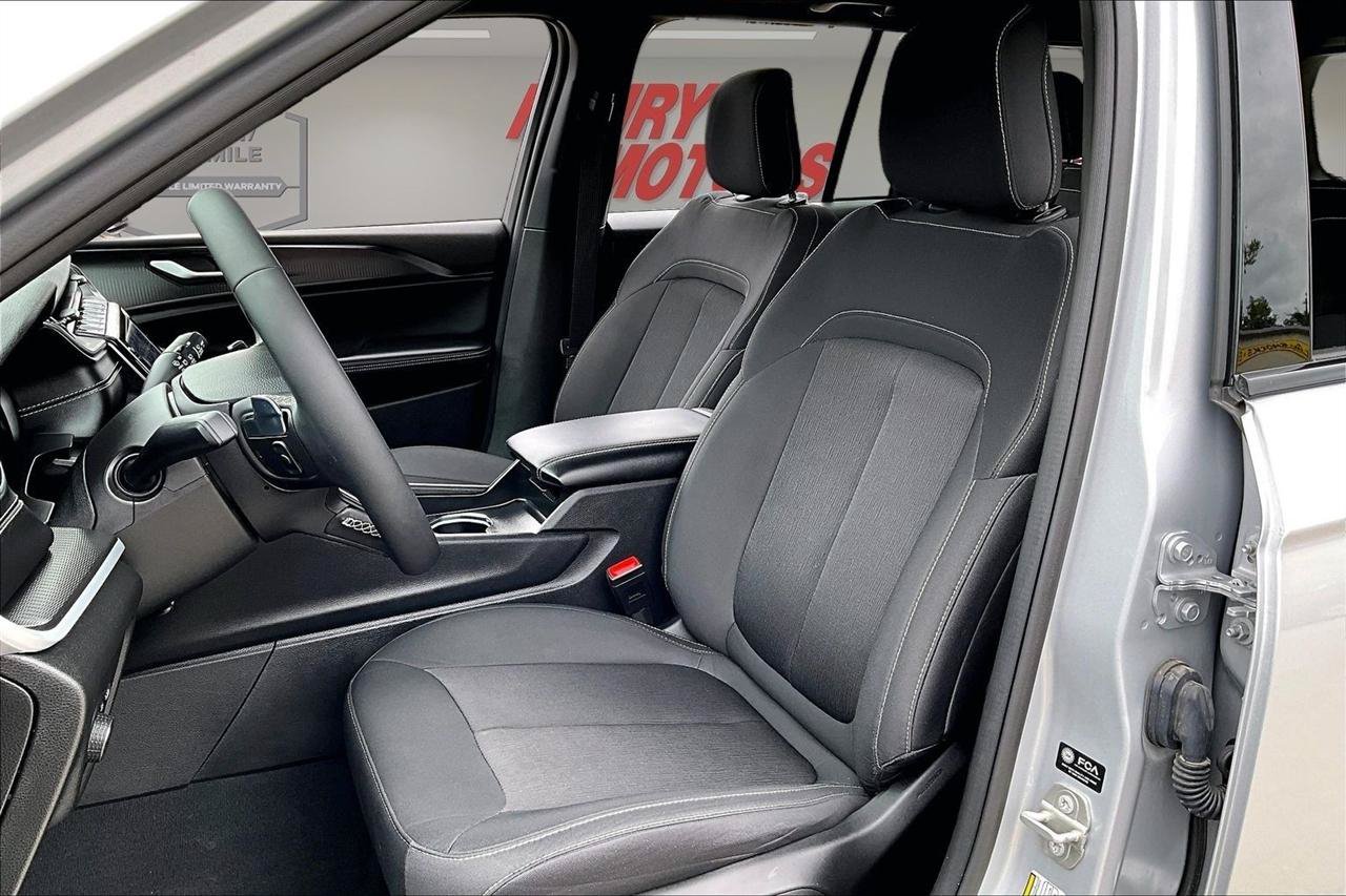 Used 2024 Jeep Grand Cherokee Laredo AWD/4WD image 22