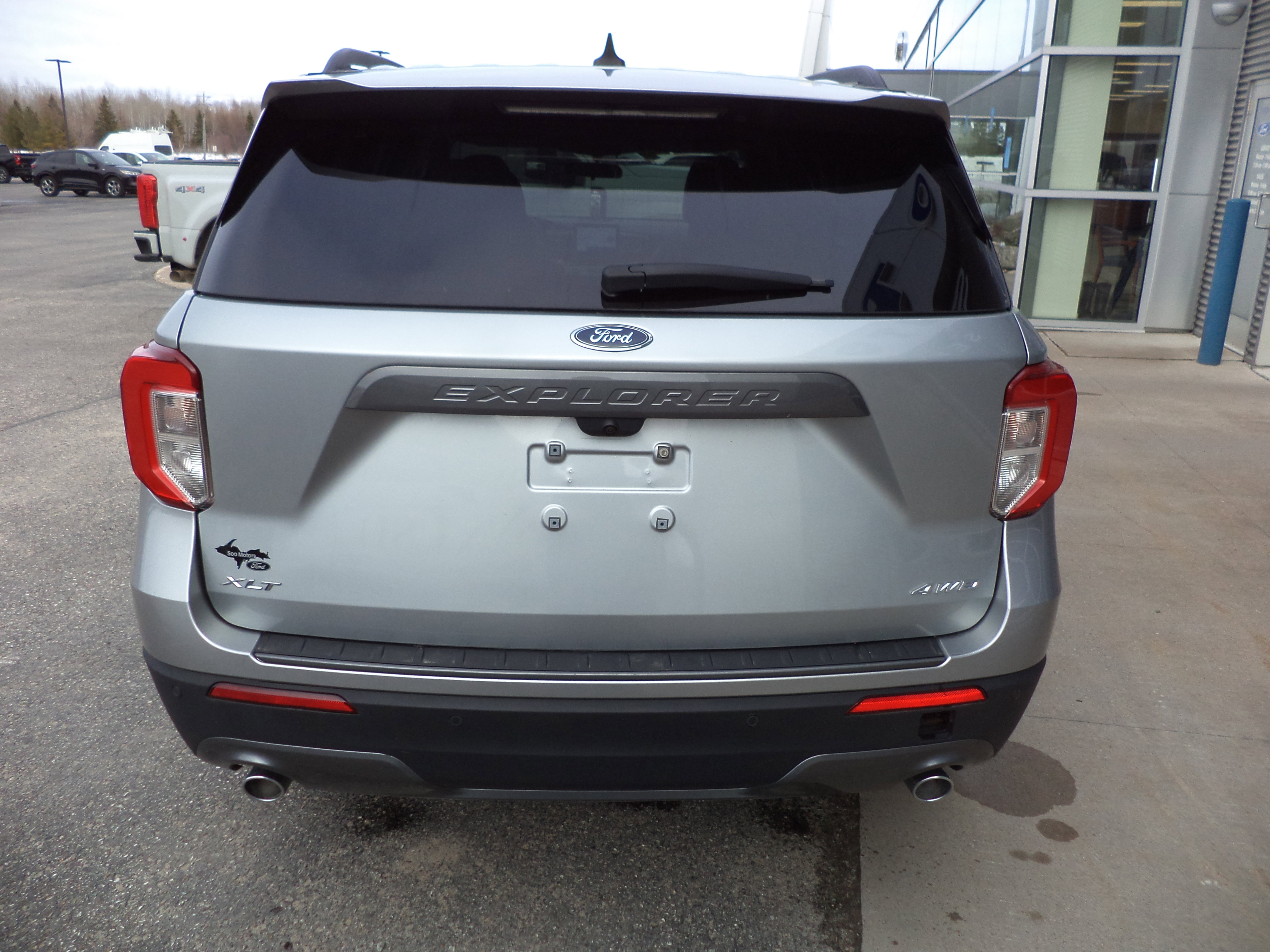 Used 2023 Ford Explorer XLT w/ Equipment Group 202A image 5