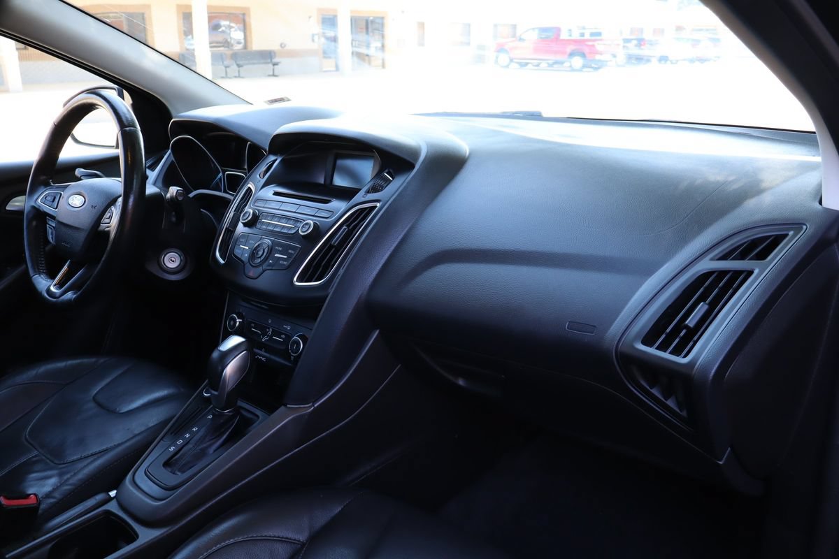 Used 2016 Ford Focus SE w/ Equipment Group 201A FWD image 17