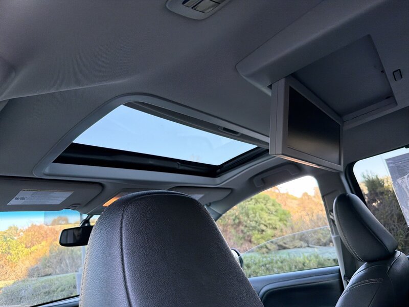 Used 2016 Toyota Sienna SE Premium FWD image 27