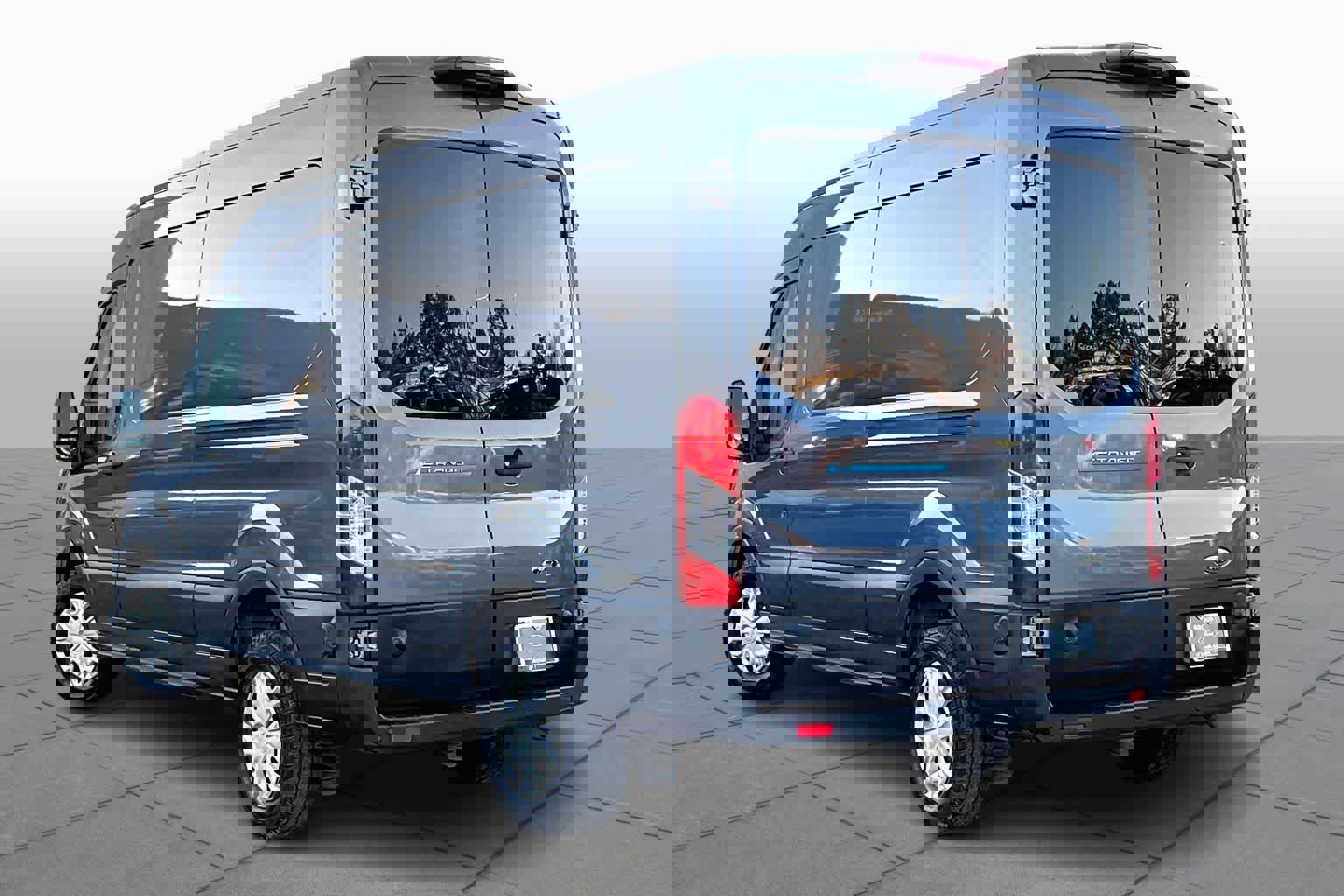 Used 2022 Ford E-Transit Medium Roof image 11