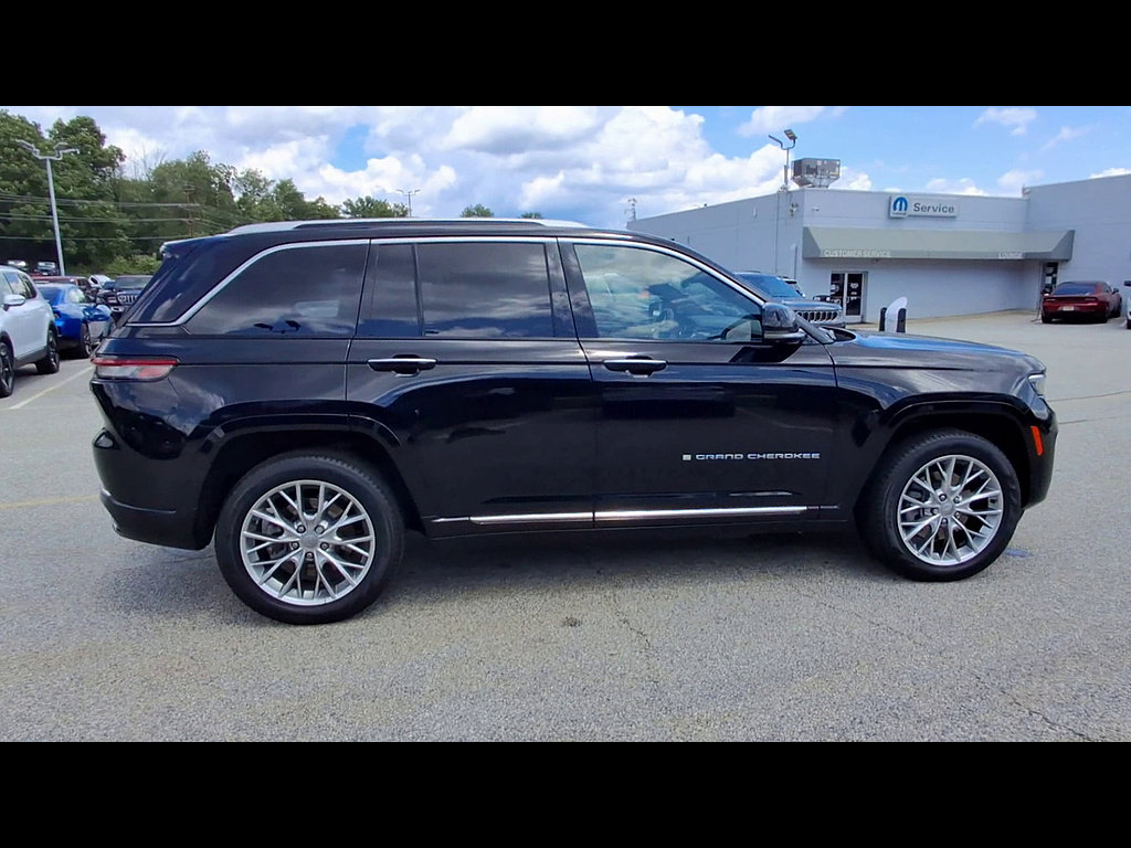 Used 2023 Jeep Grand Cherokee Summit AWD/4WD image 9