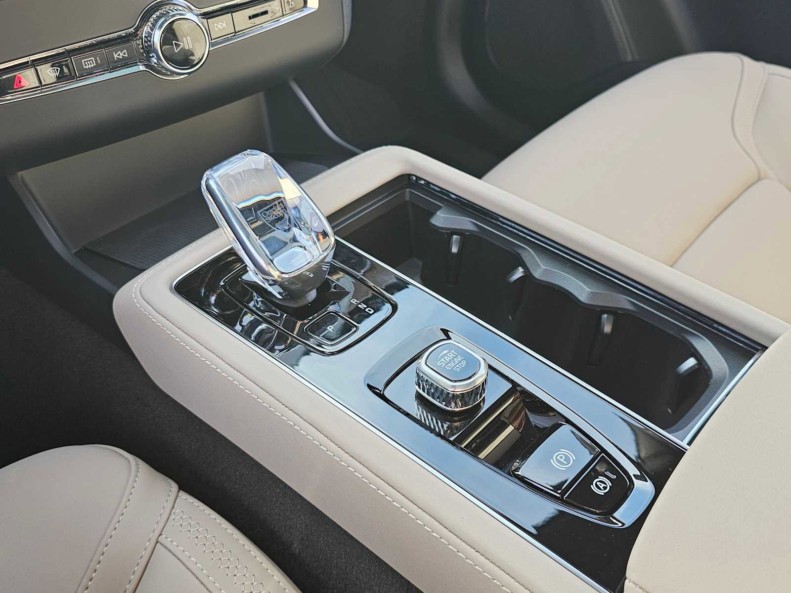 New 2026 Volvo XC90 B6 Plus w/ Protection Package Premier image 25
