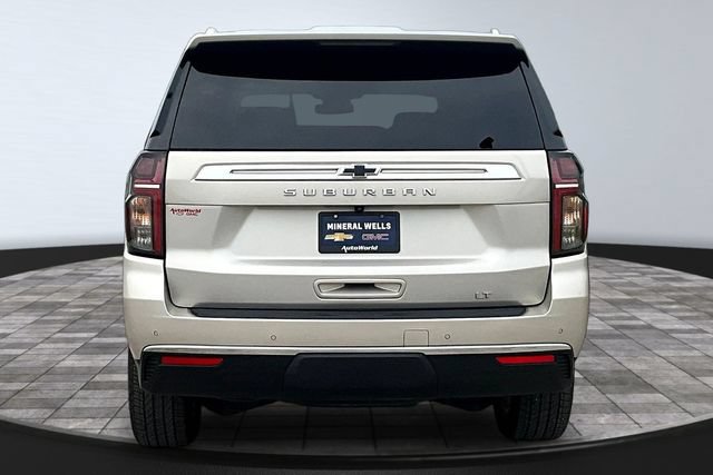 Used 2024 Chevrolet Suburban LT RWD image 5