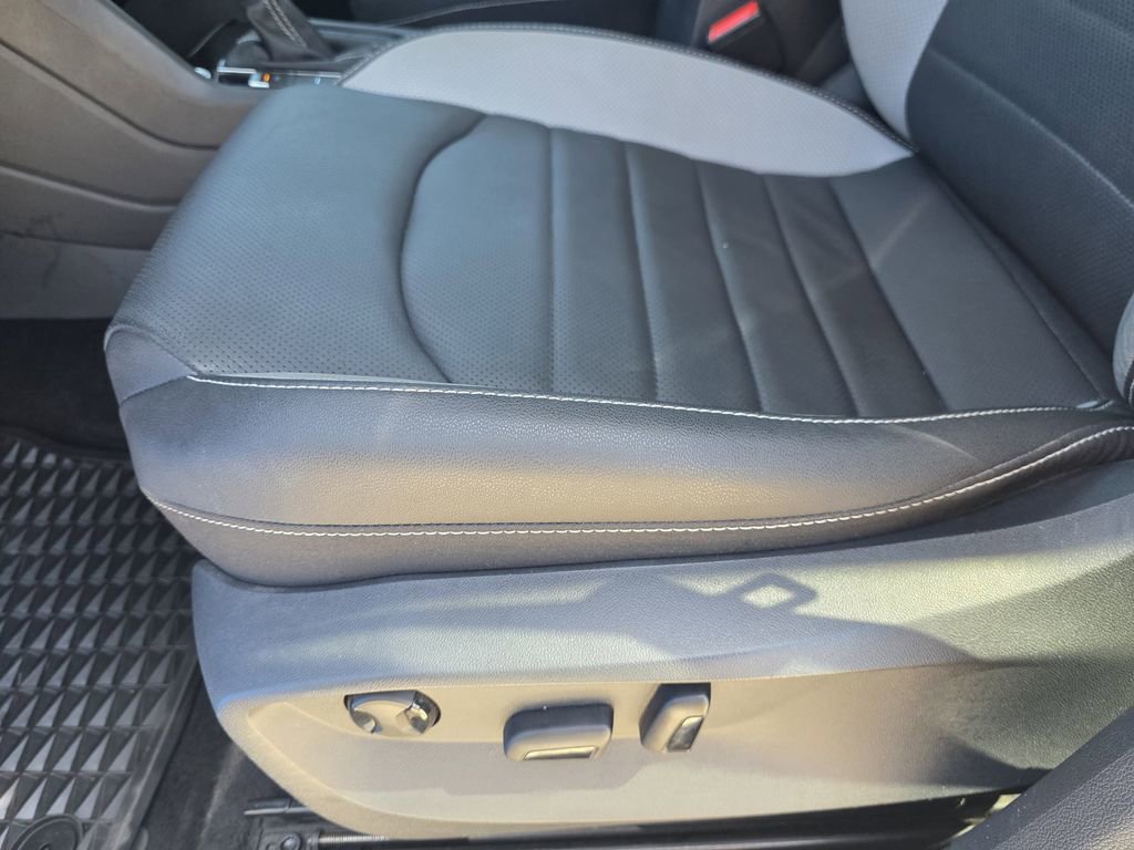 Used 2024 Volkswagen Taos SEL image 17