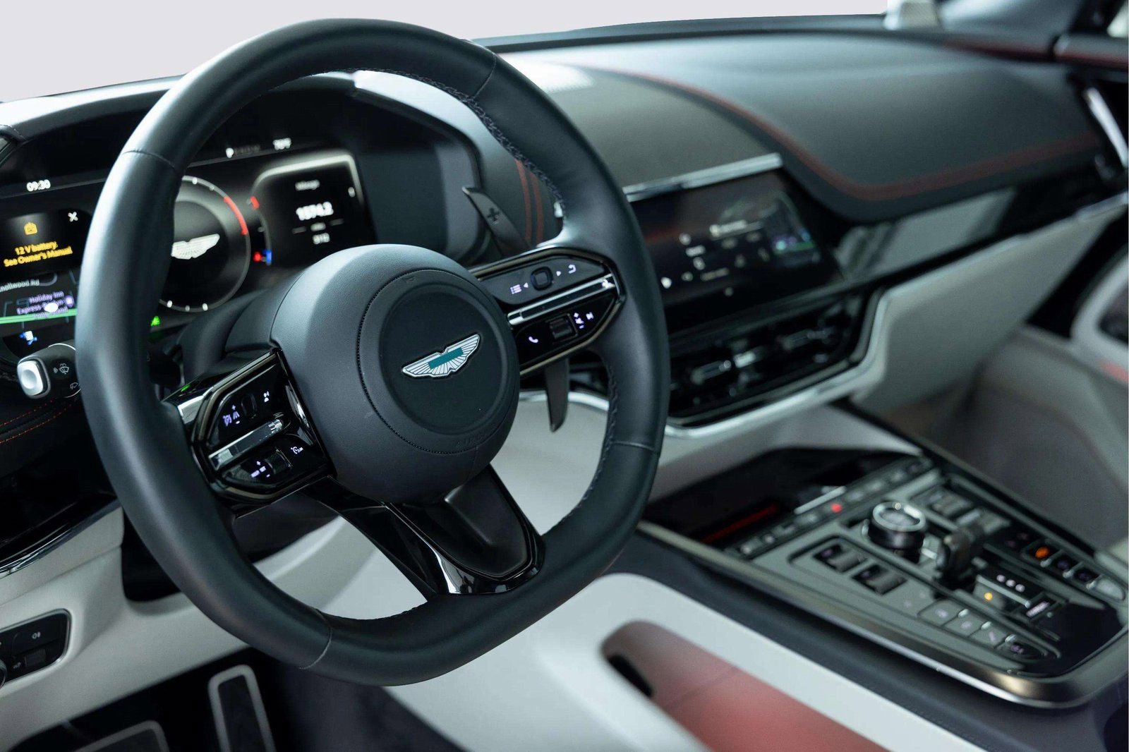 Used 2025 Aston Martin DBX 707 image 25